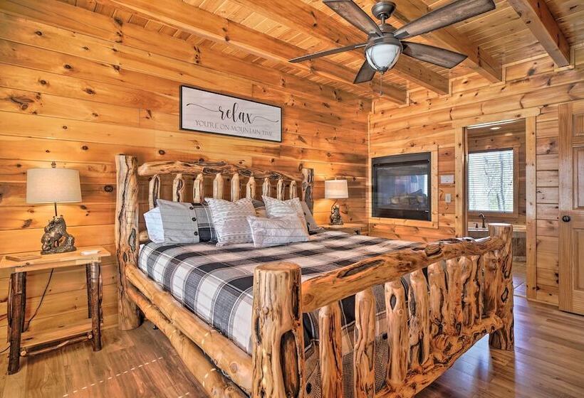 Private Hot Tub: Hatcher Mountain Getaway