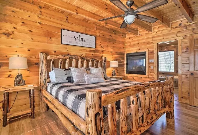 Private Hot Tub: Hatcher Mountain Getaway