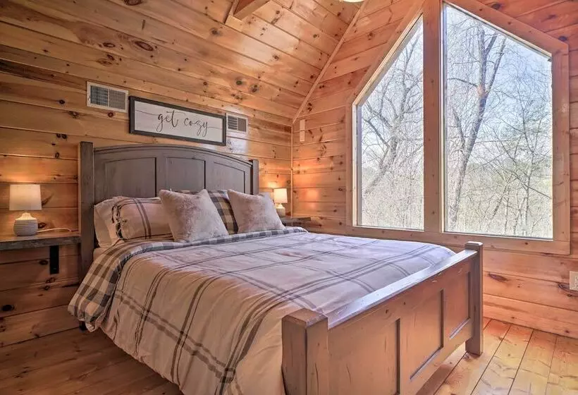 Private Hot Tub: Hatcher Mountain Getaway