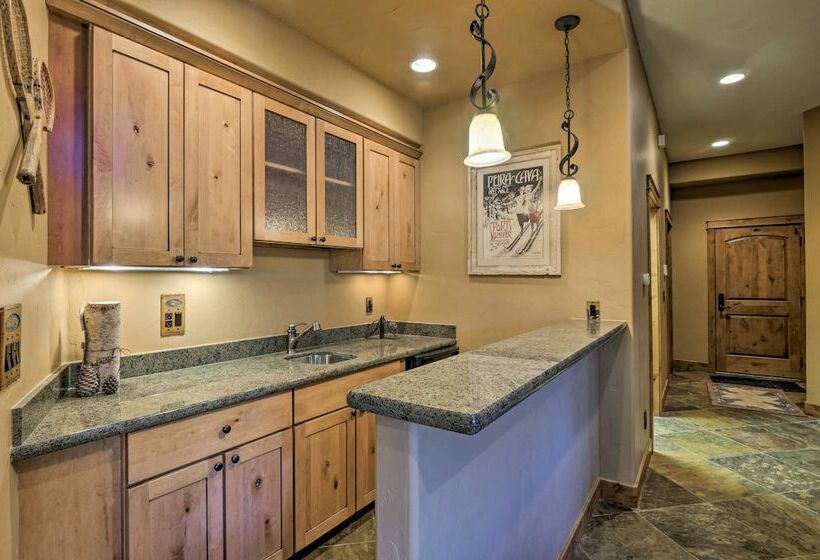 Hilltop Breck Home: Hot Tub, Views & Walk To Town