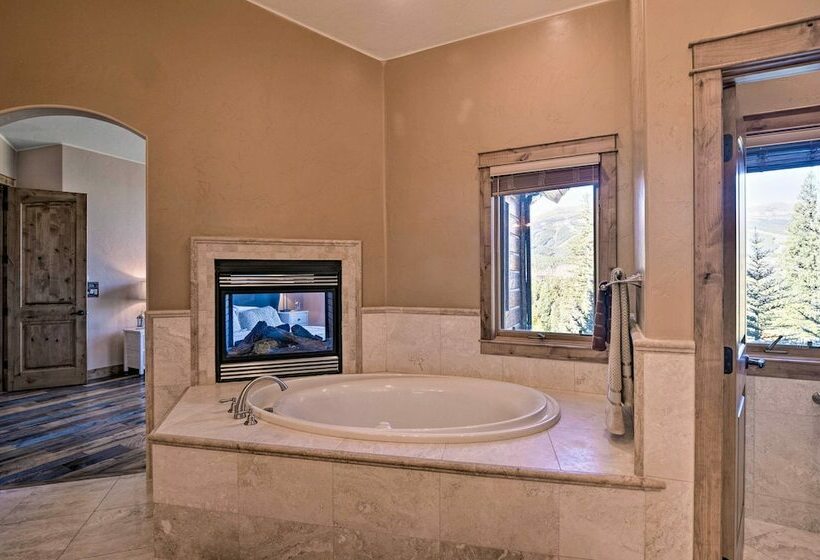 Hilltop Breck Home: Hot Tub, Views & Walk To Town