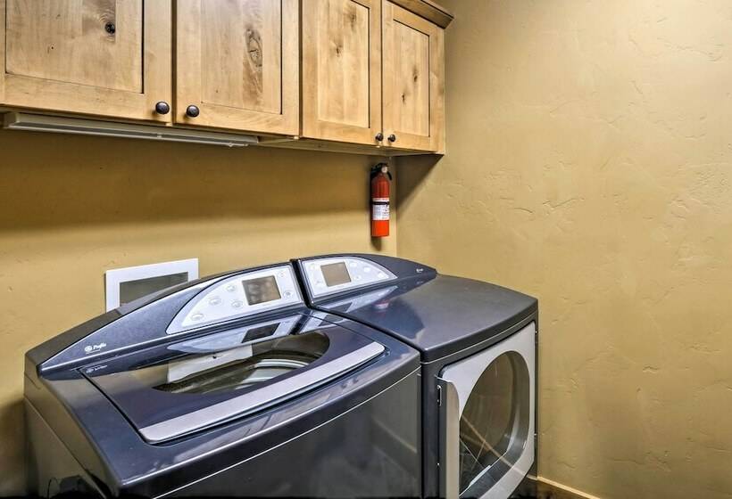 Hilltop Breck Home: Hot Tub, Views & Walk To Town