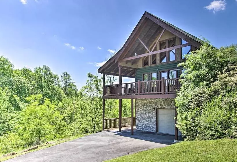 Idyllic Sevierville Cabin: Deck + Smoky Mtn View!