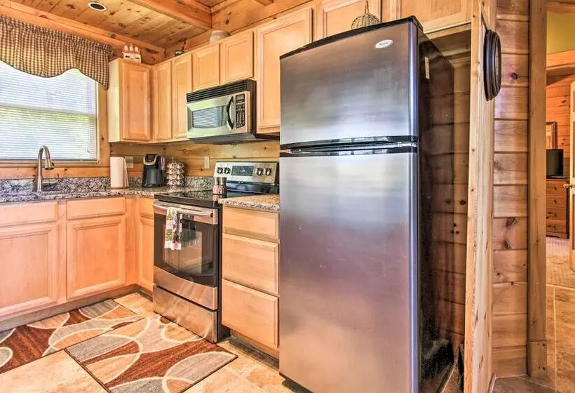 Idyllic Sevierville Cabin: Deck + Smoky Mtn View!