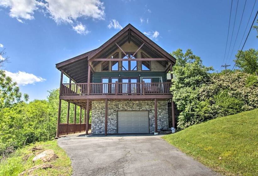 Idyllic Sevierville Cabin: Deck + Smoky Mtn View!