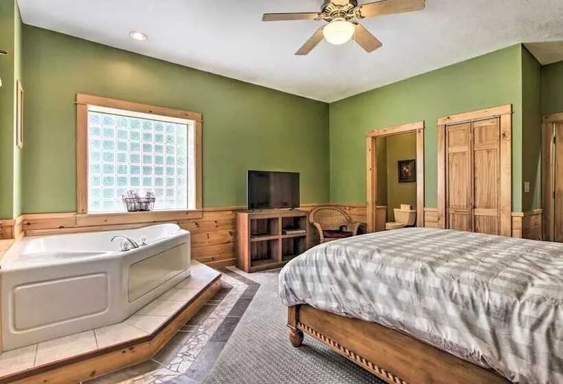 Idyllic Sevierville Cabin: Deck + Smoky Mtn View!