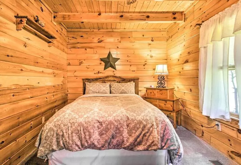 Idyllic Sevierville Cabin: Deck + Smoky Mtn View!