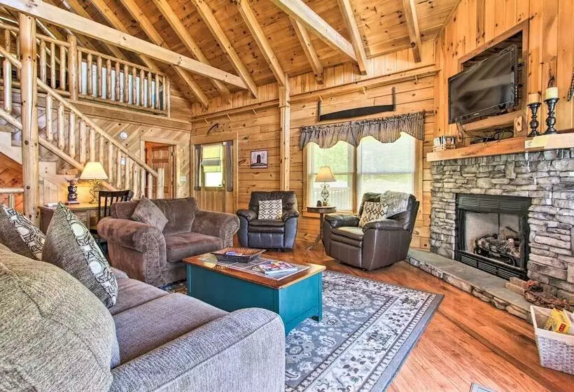 Idyllic Sevierville Cabin: Deck + Smoky Mtn View!