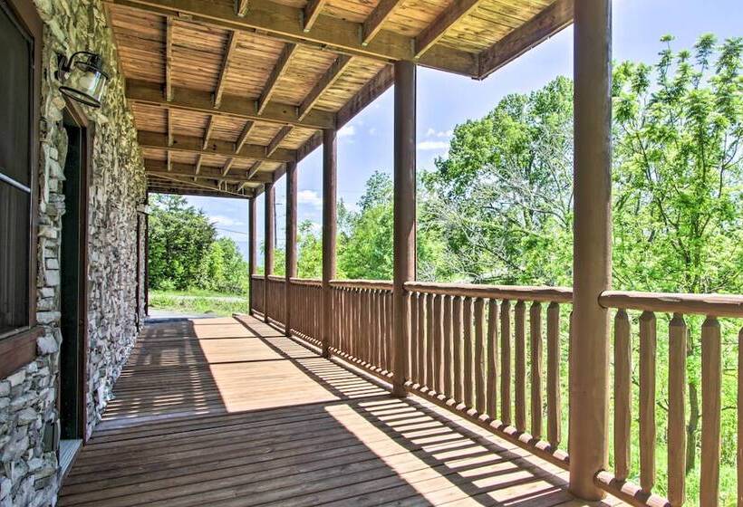 Idyllic Sevierville Cabin: Deck + Smoky Mtn View!