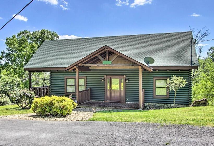 Idyllic Sevierville Cabin: Deck + Smoky Mtn View!
