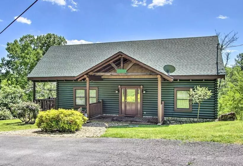 Idyllic Sevierville Cabin: Deck + Smoky Mtn View!