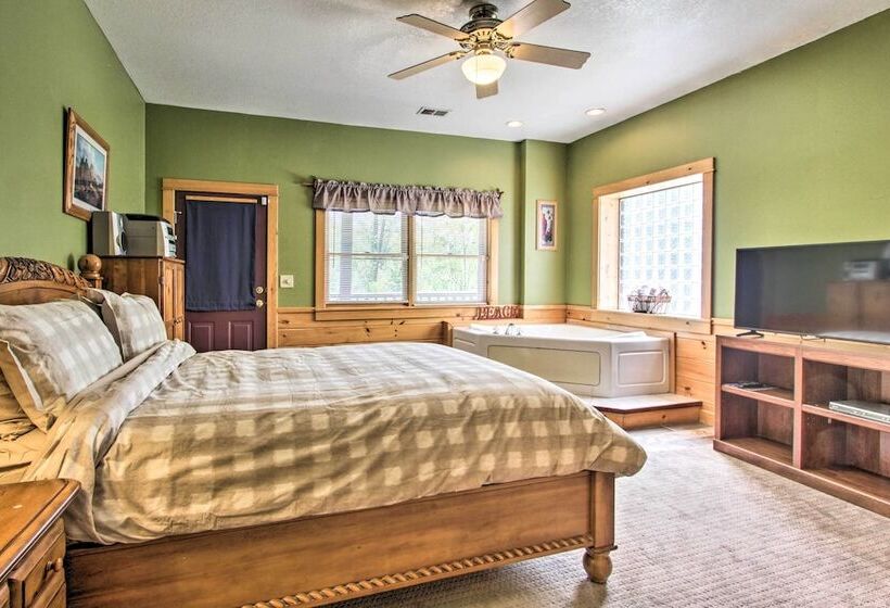 Idyllic Sevierville Cabin: Deck + Smoky Mtn View!