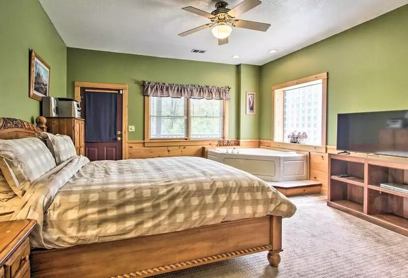 Idyllic Sevierville Cabin: Deck + Smoky Mtn View!