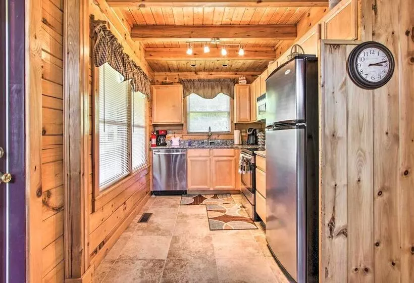 Idyllic Sevierville Cabin: Deck + Smoky Mtn View!