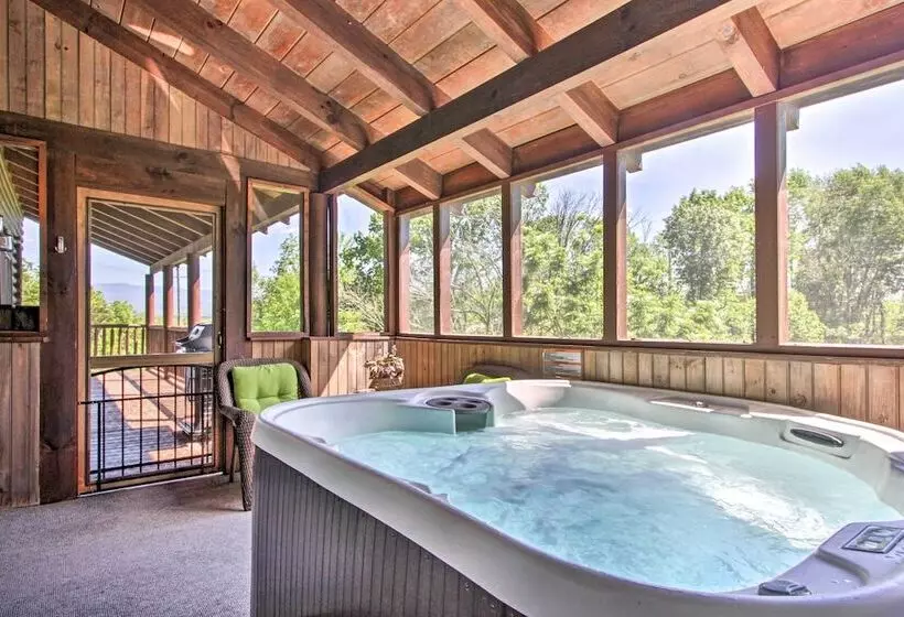 Idyllic Sevierville Cabin: Deck + Smoky Mtn View!