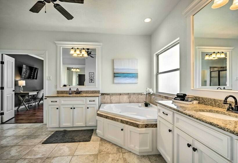 Luxe Canyon Lake Home W/ Gorgeous Lake Views!