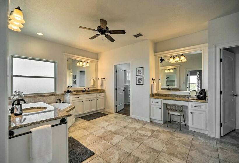 Luxe Canyon Lake Home W/ Gorgeous Lake Views!