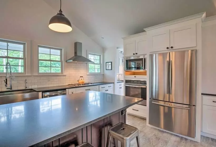 Distinctive Hamptons Home W/ Pool Near Bay, Ocean