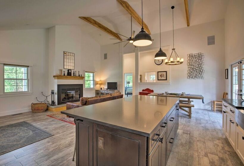 Distinctive Hamptons Home W/ Pool Near Bay, Ocean