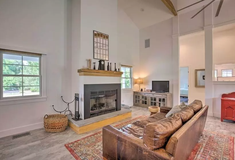 Distinctive Hamptons Home W/ Pool Near Bay, Ocean