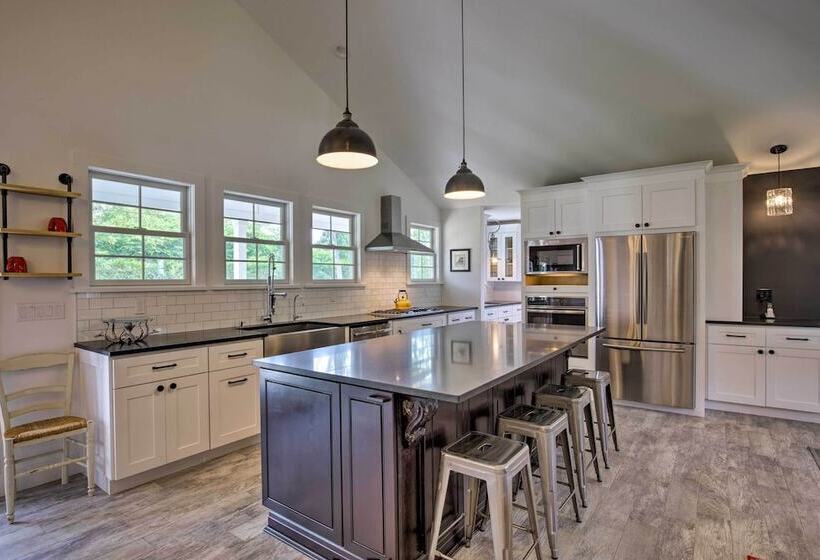 Distinctive Hamptons Home W/ Pool Near Bay, Ocean