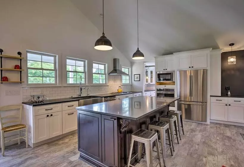Distinctive Hamptons Home W/ Pool Near Bay, Ocean