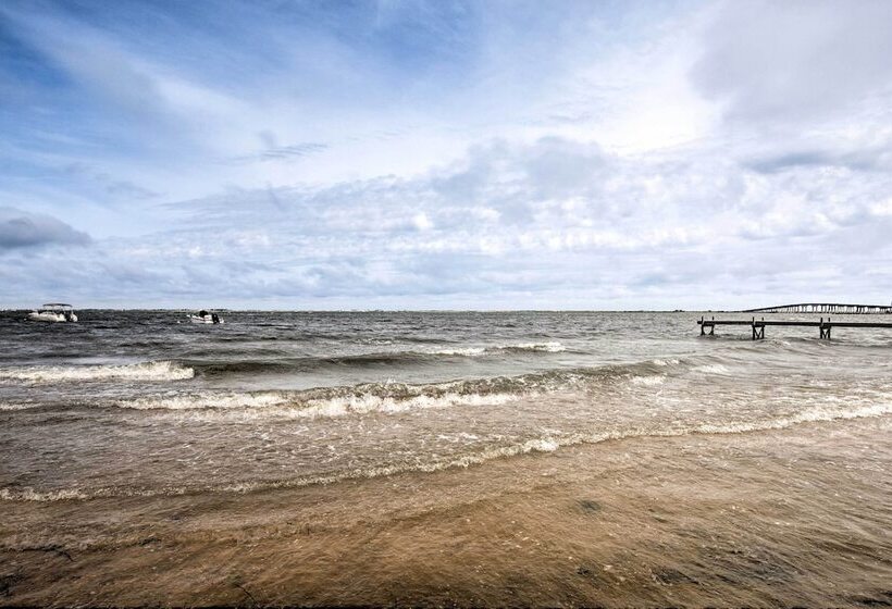 Distinctive Hamptons Home W/ Pool Near Bay, Ocean