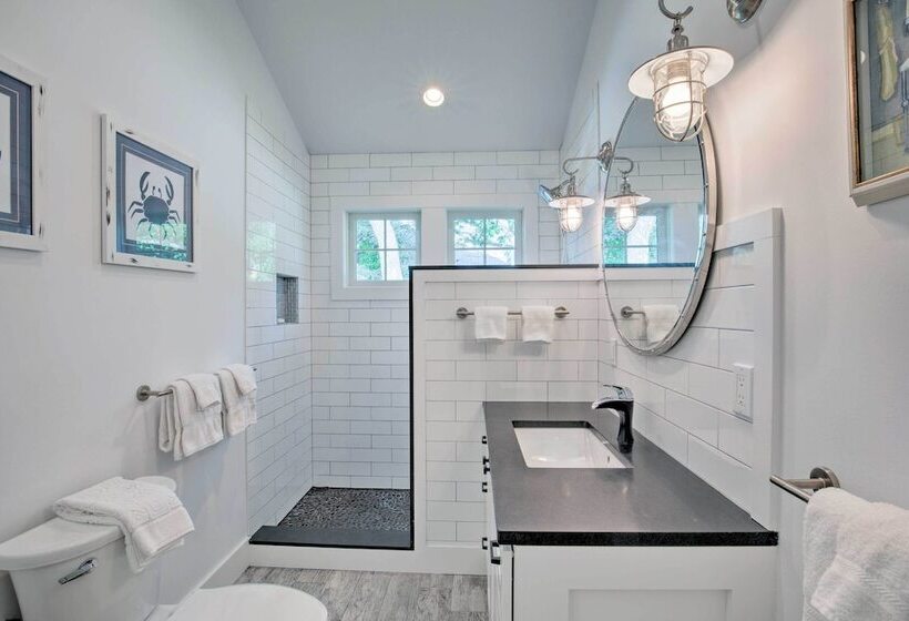 Distinctive Hamptons Home W/ Pool Near Bay, Ocean