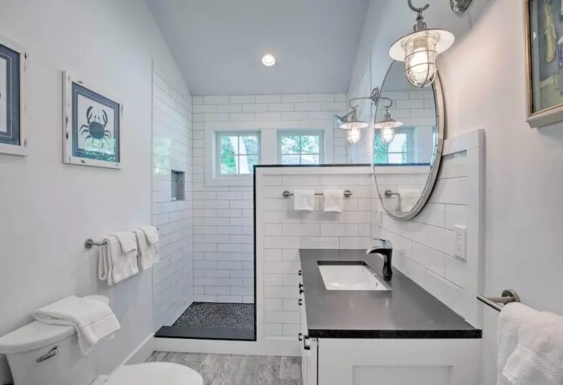Distinctive Hamptons Home W/ Pool Near Bay, Ocean