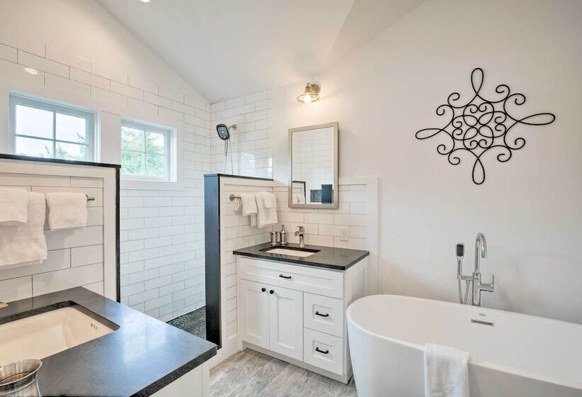 Distinctive Hamptons Home W/ Pool Near Bay, Ocean