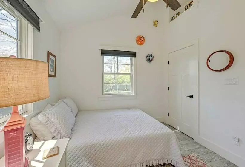 Distinctive Hamptons Home W/ Pool Near Bay, Ocean