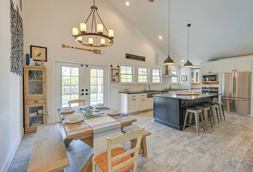 Distinctive Hamptons Home W/ Pool Near Bay, Ocean