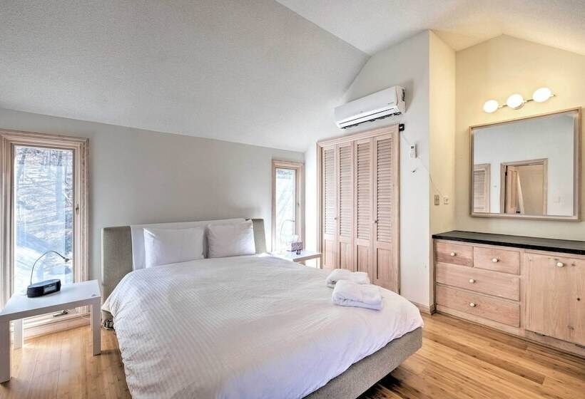 Manchester Home On 40 Acres W/ Game Room & Deck!