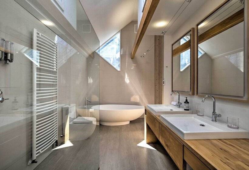 Manchester Home On 40 Acres W/ Game Room & Deck!