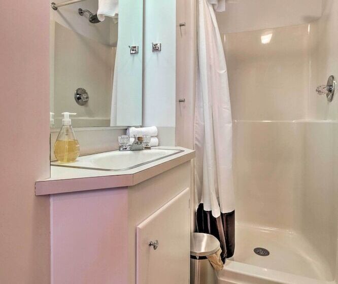 Manchester Home On 40 Acres W/ Game Room & Deck!