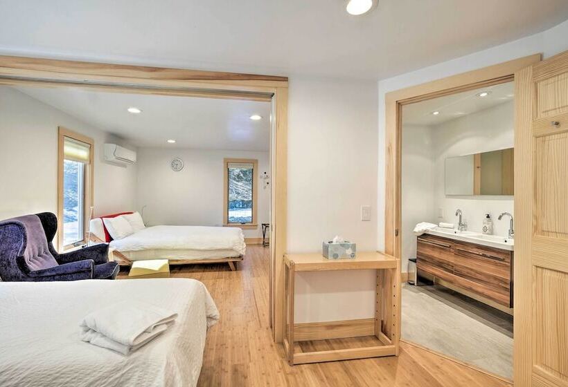 Manchester Home On 40 Acres W/ Game Room & Deck!