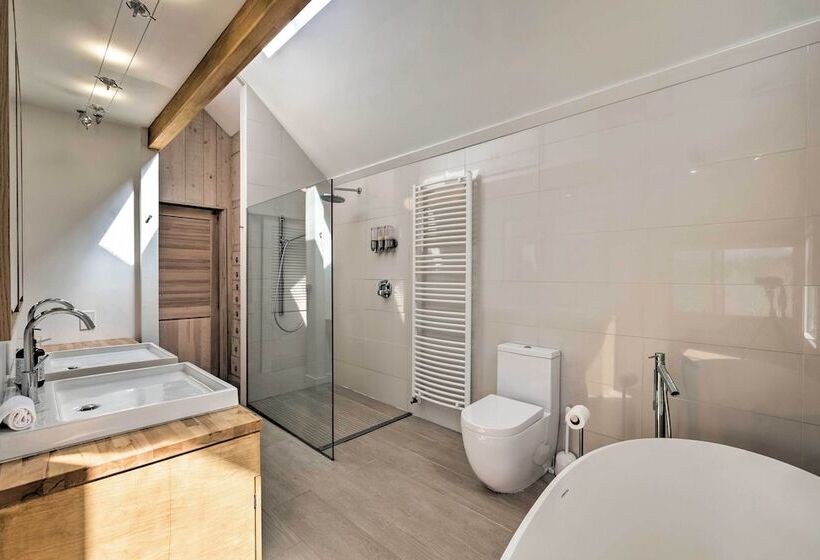 Manchester Home On 40 Acres W/ Game Room & Deck!