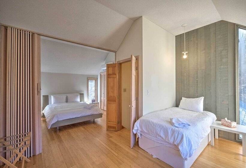 Manchester Home On 40 Acres W/ Game Room & Deck!