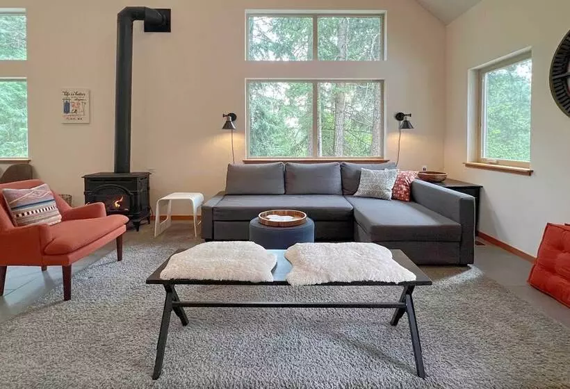 Modern Beaver Valley Cabin W/ Hot Tub & Games!