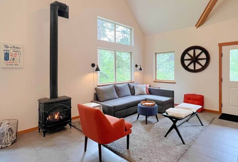 Modern Beaver Valley Cabin W/ Hot Tub & Games!