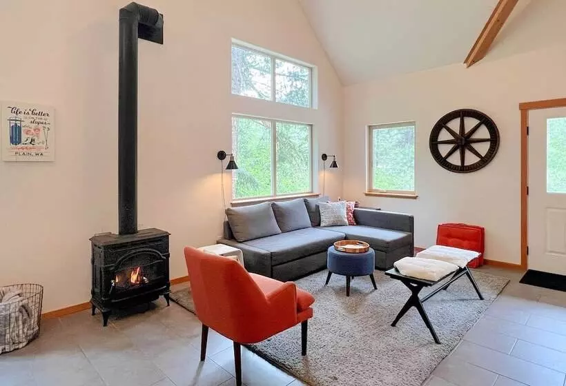 Modern Beaver Valley Cabin W/ Hot Tub & Games!