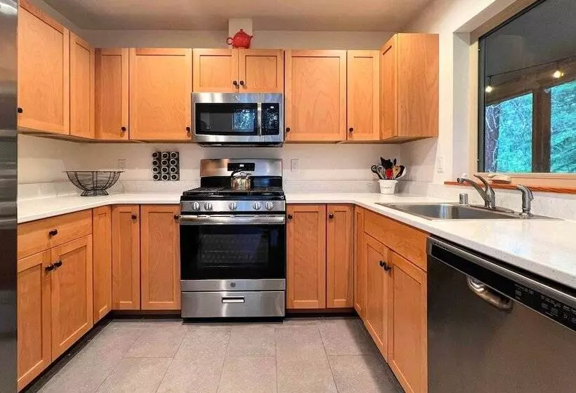 Modern Beaver Valley Cabin W/ Hot Tub & Games!