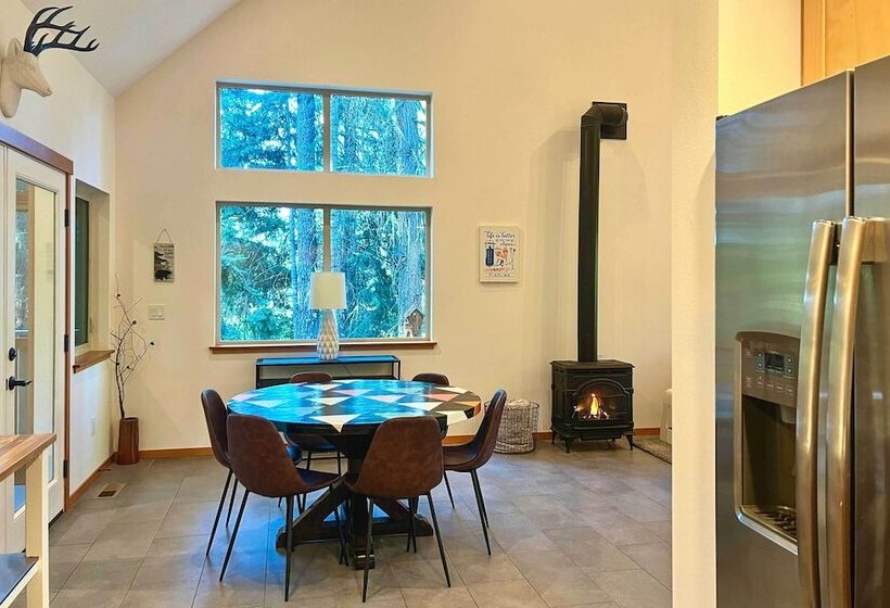 Modern Beaver Valley Cabin W/ Hot Tub & Games!