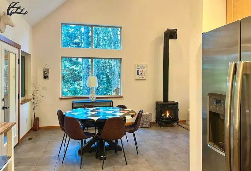 Modern Beaver Valley Cabin W/ Hot Tub & Games!