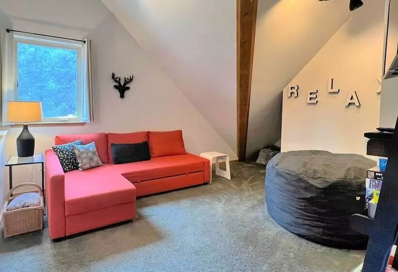 Modern Beaver Valley Cabin W/ Hot Tub & Games!