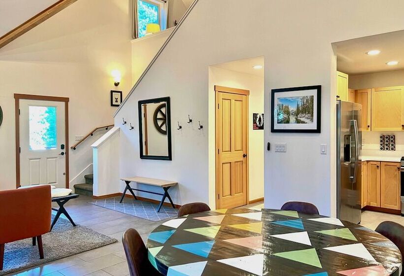 Modern Beaver Valley Cabin W/ Hot Tub & Games!