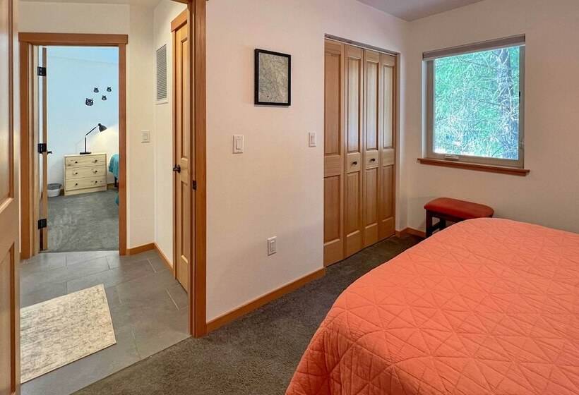 Modern Beaver Valley Cabin W/ Hot Tub & Games!