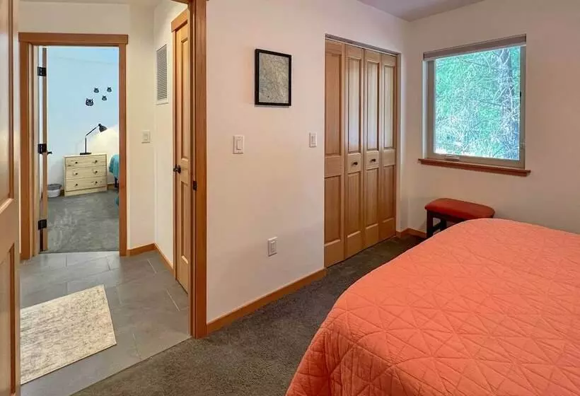 Modern Beaver Valley Cabin W/ Hot Tub & Games!