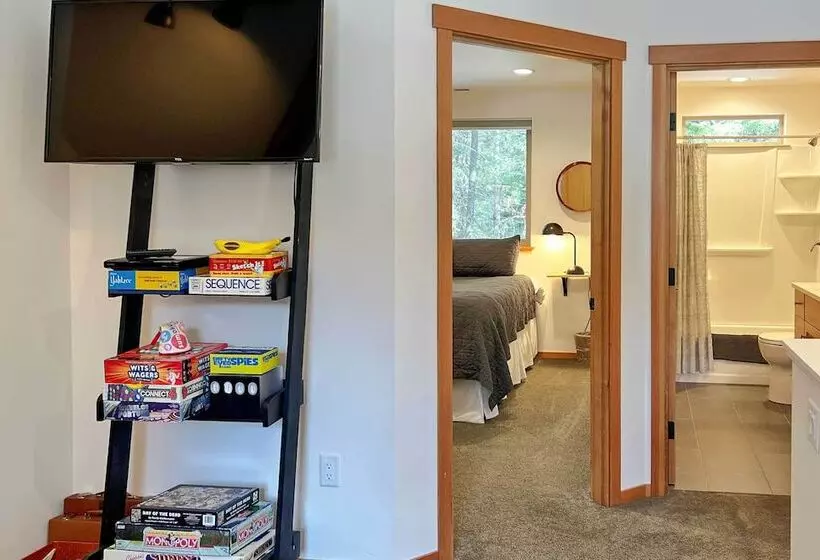 Modern Beaver Valley Cabin W/ Hot Tub & Games!