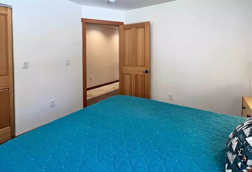 Modern Beaver Valley Cabin W/ Hot Tub & Games!